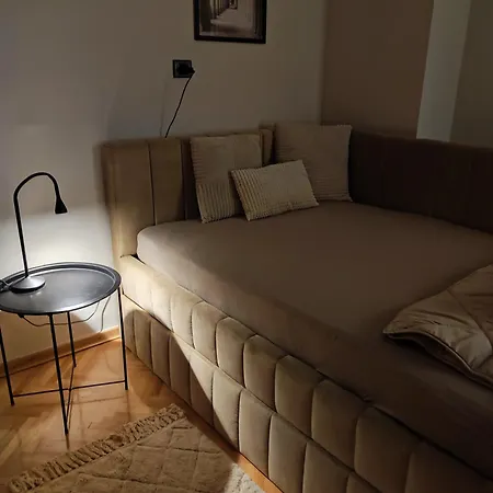 J&sa With Balcony And Garage Apartment