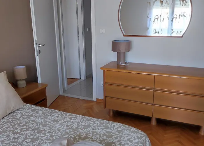 J&sa With Balcony And Garage Apartment