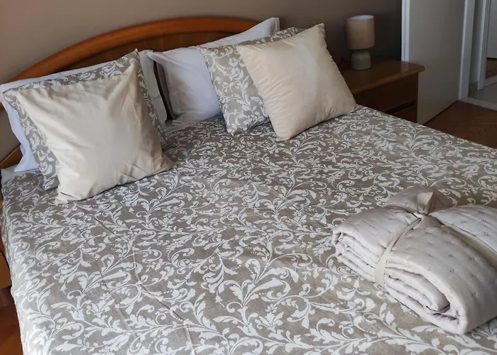 J&sa With Balcony And Garage Apartment *